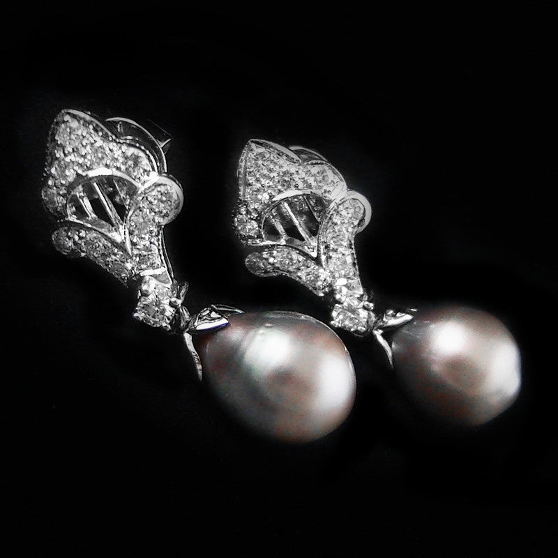 Pearl with Diamonds Earring in 22K Gold (ต่างหูมุกประดับเพชร)