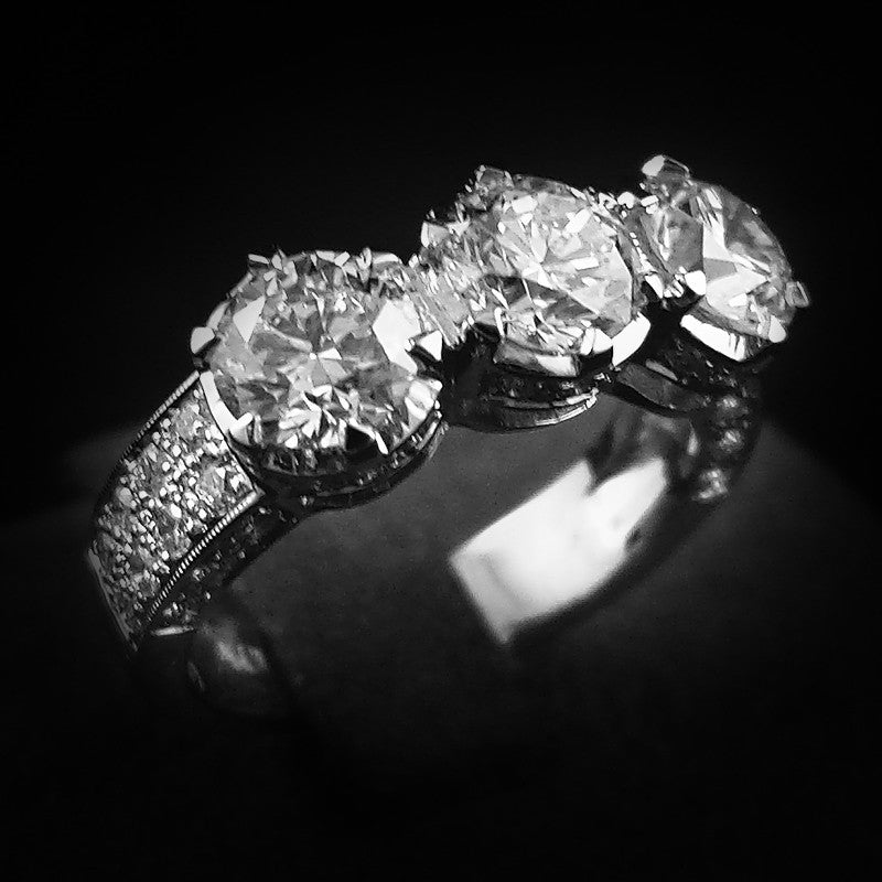 Diamond Ring in 22K Gold (แหวนเพชรแถวสามเม็ด)