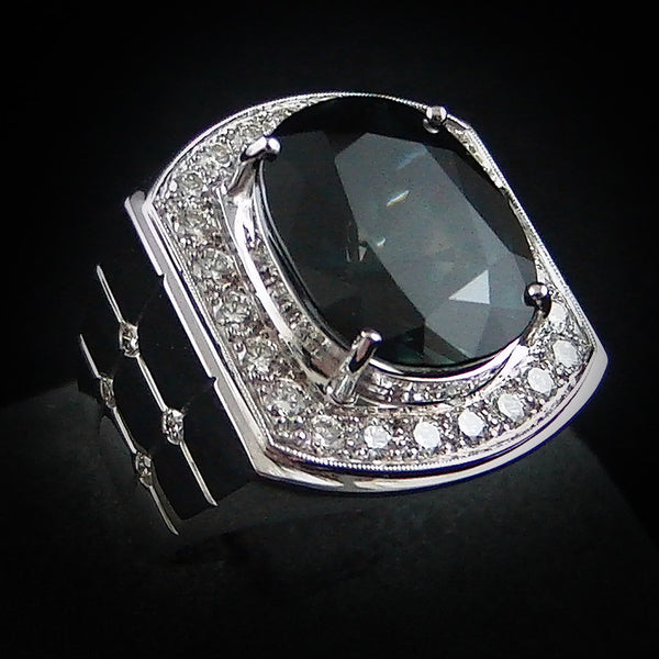 Green Sapphire with Diamonds Ring in 22K Gold (แหวนเขียวส่องประดับเพชร)